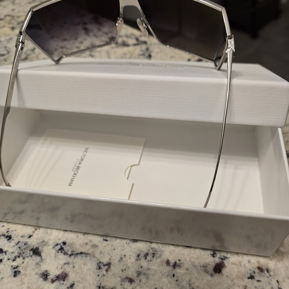 VICTORIA BECKHAM Shield Sunglasses with Blue Gradient Lenses and Silver Frame main image 4